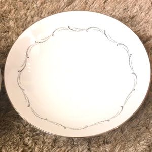 Gorgeous - Mikasa Odette Large Bowls - Set of 2 🍽️ Feather pattern